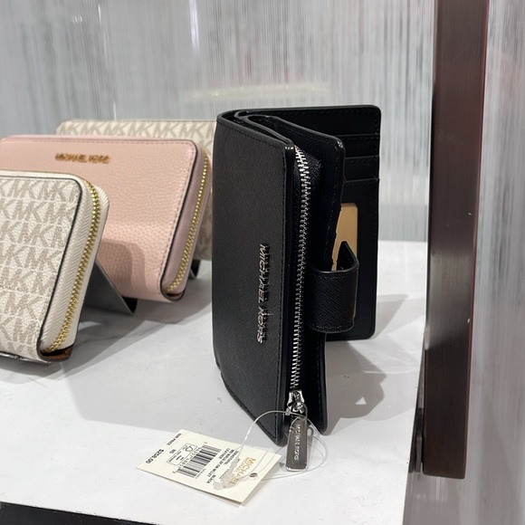 MICHAEL KORS
Medium Crossgrain Leather Wallet
Black 
NWT - Picture 12 of 16